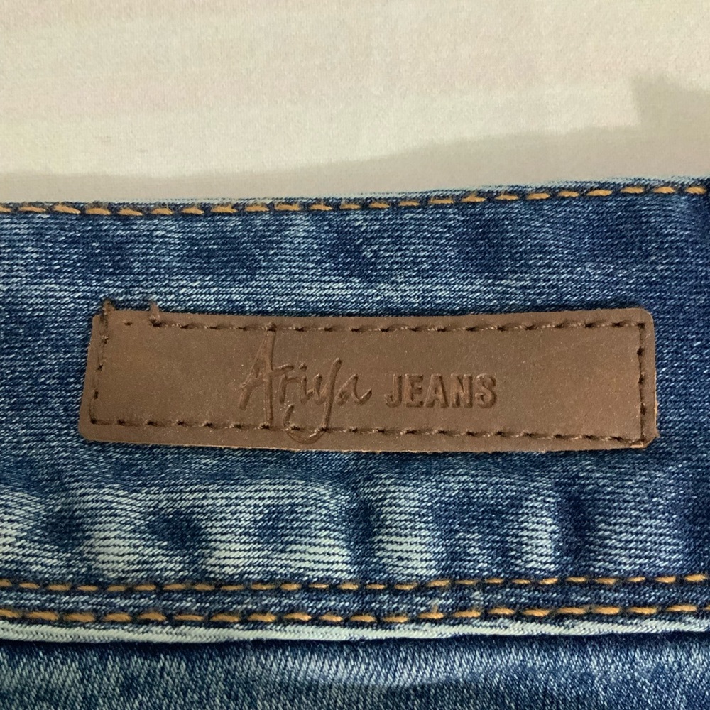 Ariya Blue Jeans - Picture 11 of 11